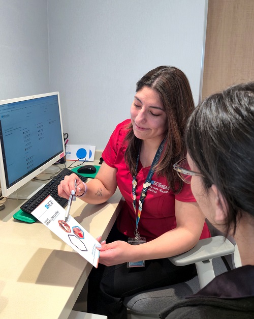 Doctora le explica a una paciente sobre la donación de óvulos